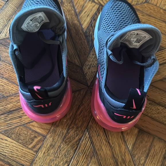 LIKE NEW! Nike Air Max 270 - Picture 6 of 16